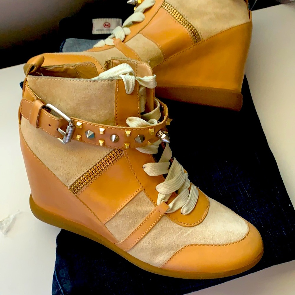 Sam Edelman rockstud belted wedge sneaker tan/gold